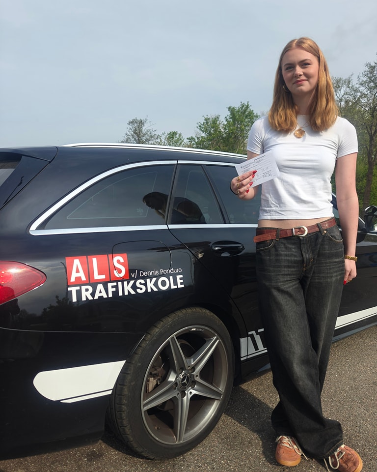 Sarah bestod køreprøven i dag!
Vi er vildt stolte af hende og den flotte indsats, hun har leveret hele vejen gennem forløbet.
I dag kunne hun endelig stå med kortet i hånden – og det var SÅ velfortjent!
Vi har været super glade for at have Sarah som elev – altid sød, engageret og klar på en køretur med højt humør!
Stort tillykke, Sarah – og tak fordi vi måtte være med på rejsen!
#AlsTrafikskole #SarahBestod #NyBilist #KlarTilVejen #StoltKørelærer #FørerkortSønderborg