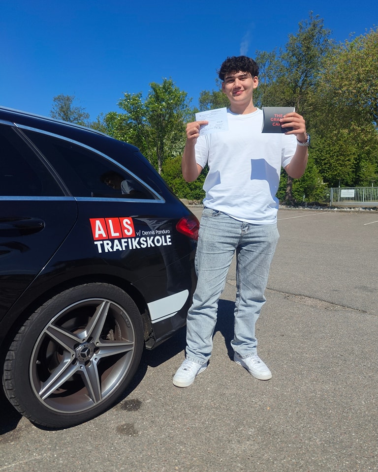 Stort tillykke til Tolga!
I dag har du ikke bare fødselsdag – du har også bestået køreprøven i første hug! Sikke en præstation. 🎉
Som ekstra bonus får du et gavekort til @thegrandcafedk – det må da fejres i stil.
Vi ønsker dig et kæmpe tillykke – vi er super stolte af dig og glæder os til at se dig rulle rundt på vejene med det største smil.
God vind og god køretur, Tolga!
#TolgaBestod #FødselsdagOgFørerkort #AlsTrafikskole #KlarTilVejen #LicenseUnlocked #Køreklar #FremadMedStil #KørekortKing