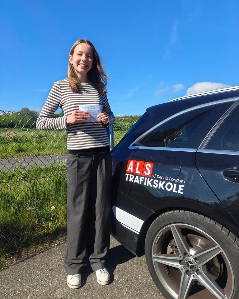 🚘💥 SOPHIA HAR NU KØREKORT! 🥳🙌
Så er der ikke længere nogen, der kan stoppe hende (medmindre det er et stopskilt 😅).
Kæmpe tillykke til Sophia, der i dag bestod sin køreprøve og nu officielt er klar til at indtage vejene med stil og selvtillid! 😎🛣️
Det har været en fornøjelse at følge din rejse bag rattet – og nu starter det hele for alvor!
Vi er mega stolte af dig her hos Als Trafikskole! ✋🚦
#NyBilist #AlsTrafikskole #KørekortQueen #FrihedPåFireHjul #YouGoGirl