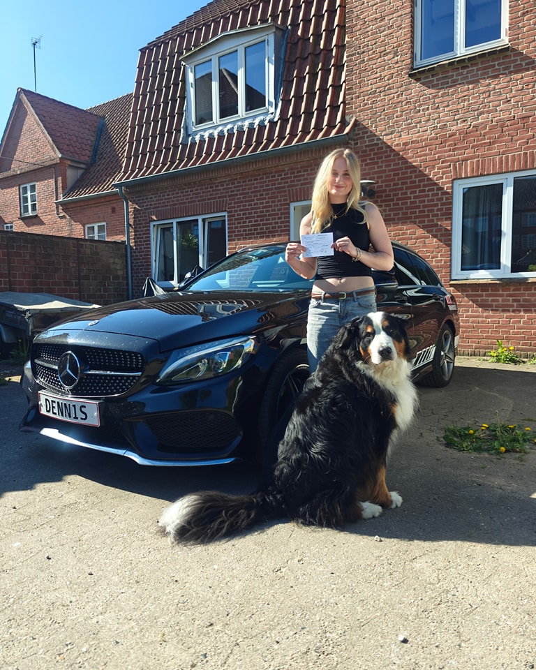 Stort tillykke til søde Mille, som i dag bestod køreprøven og fik sit kørekort! 🚗🎉
Så sejt gået – du har virkelig kæmpet for det, og nu er friheden din! 💪💖
Og selvfølgelig sender Buddy, vores allesammens firbenede maskot, et kæmpe vuf vuf og tillykke! 🐶🐾 Han har fulgt med på sidelinjen og er mindst lige så stolt som os andre!
Vi glæder os til at se dig cruise ud i verden – nu begynder det rigtige eventyr 🛣️✨
#TillykkeMille #AlsTrafikskole #Bestået #BuddyErStolt #Nybilist