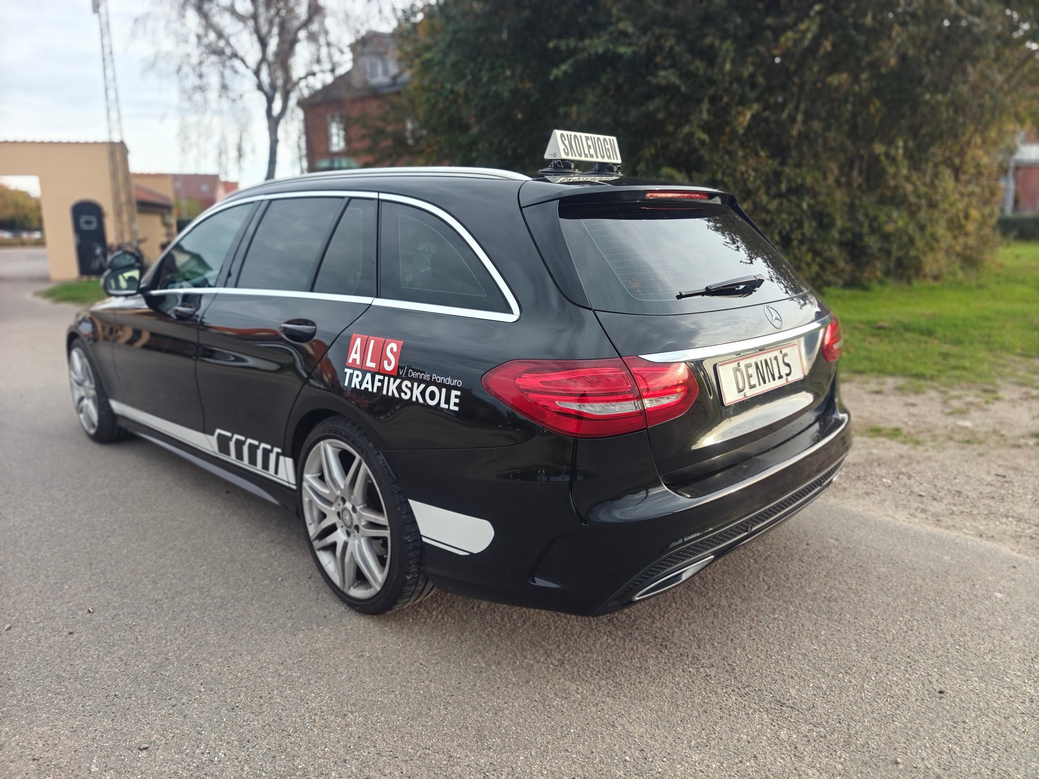 📣 Freja bestod både teori og køreprøven – og endda i første hug! 🚗💨
Med 0 fejl til teoriprøven og en super flot køreprøve, har Freja nu fået sit kørekort – kæmpe tillykke! 🎉
Hun ønskede ikke et billede, så I får i stedet et skud af vores trofaste skolevogn, der har været med hele vejen 😎
Stærkt kørt, Freja – vi er stolte af dig! 👏
#AlsTrafikskole #Kørekort #Førstehug #Trafikskole #Sønderborg