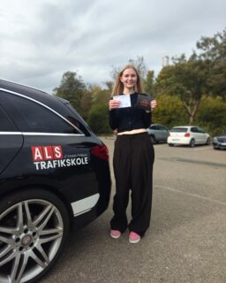 🚗💨 Emilie gjorde det!
Teoriprøven ✅
Køreprøven ✅
Og det hele i første hug! 🔥
Vi er SÅ stolte – du har kørt super flot hele vejen igennem og fortjener virkelig det kørekort 💪
Stort tillykke, Emilie! 🙌
#AlsTrafikskole #Førstehug #Bestået #Kørekort #Sønderborg #Teoriprøve #Køreprøve #Tillykke #Køreskole