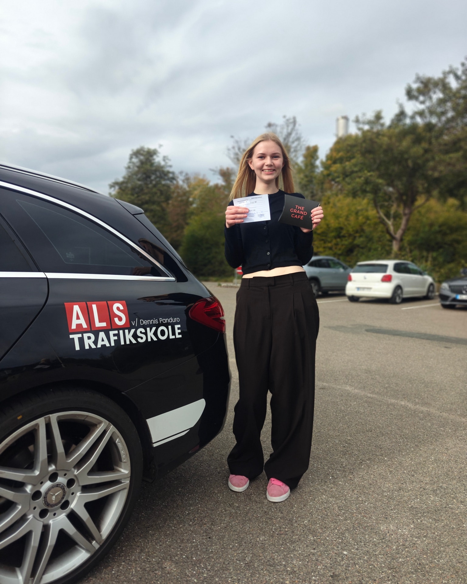 🚗💨 Emilie gjorde det!
Teoriprøven ✅
Køreprøven ✅
Og det hele i første hug! 🔥
Vi er SÅ stolte – du har kørt super flot hele vejen igennem og fortjener virkelig det kørekort 💪
Stort tillykke, Emilie! 🙌
#AlsTrafikskole #Førstehug #Bestået #Kørekort #Sønderborg #Teoriprøve #Køreprøve #Tillykke #Køreskole