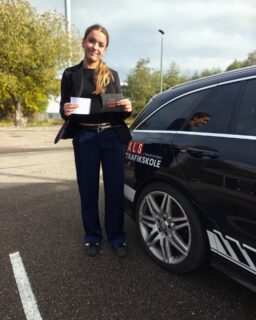 🚦💥 Signe gjorde det! 💥🚦
Teoriprøve? ✅
Køreprøve? ✅
Alt i første hug? ✅
Hun har bestået det hele – og kan nu cruise rundt helt lovligt 😎
Kæmpe tillykke, Signe! 💪🚗💨
#AlsTrafikskole #KørekortQueen #Bestod #Sønderborg #Køreprøve #GoSigne