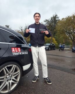 🎉 Stort tillykke til Aaron! 🎉
Han bestod køreprøven i dag – og ikke nok med det, så klarede han også teoriprøven i første hug! 💪
Med andre ord: hele pakken i første forsøg! 🚗💨
Rigtig flot kørt, Aaron – vi ønsker dig mange gode og sikre kilometer på vejene! 🙌
#AlsTrafikskole #FørsteHug #Bestået #Køreprøve #Teoriprøve #SikkerTrafik #Tillykke