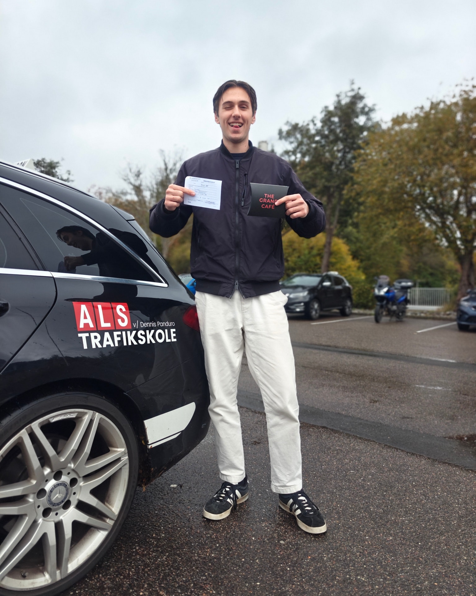 🎉 Stort tillykke til Aaron! 🎉
Han bestod køreprøven i dag – og ikke nok med det, så klarede han også teoriprøven i første hug! 💪
Med andre ord: hele pakken i første forsøg! 🚗💨
Rigtig flot kørt, Aaron – vi ønsker dig mange gode og sikre kilometer på vejene! 🙌
#AlsTrafikskole #FørsteHug #Bestået #Køreprøve #Teoriprøve #SikkerTrafik #Tillykke
