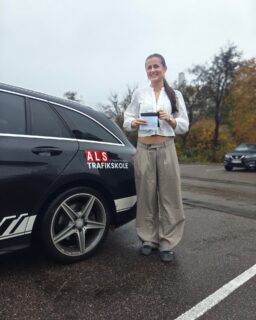 🚗💨 Så er der endnu en stjerne på vejen! 💫
Camilla har lige klaret både teori- og køreprøven i første hug - og som om det ikke var nok, så nappede hun 0 fejl til teoriprøven! 🤯🔥
Ro på speederen, ro i hovedet, og fuld kontrol hele vejen! 😎
Vi er stadig helt høj over, hvor smooth det gik!
Stort tillykke, Camilla - det er SÅ fortjent! 💪
Nu er der bare én ting tilbage at sige: Pas på vejene… for Camilla er derude nu! 😂
#AlsTrafikskole #0Fejl #Førstehug #Kørekort #Tillykke #KøreskoleHumor #Sønderborg
