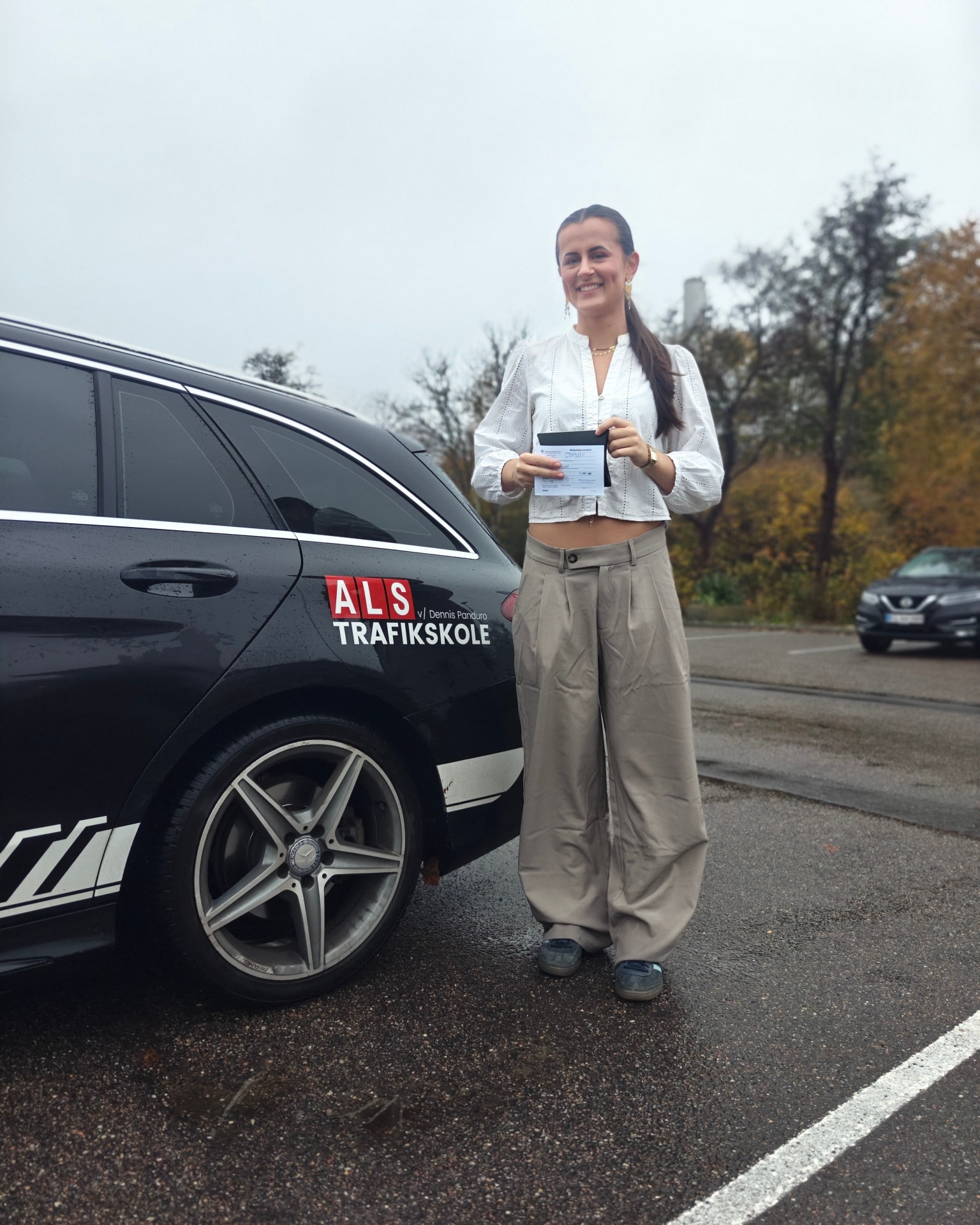 🚗💨 Så er der endnu en stjerne på vejen! 💫
Camilla har lige klaret både teori- og køreprøven i første hug - og som om det ikke var nok, så nappede hun 0 fejl til teoriprøven! 🤯🔥
Ro på speederen, ro i hovedet, og fuld kontrol hele vejen! 😎
Vi er stadig helt høj over, hvor smooth det gik!
Stort tillykke, Camilla - det er SÅ fortjent! 💪
Nu er der bare én ting tilbage at sige: Pas på vejene… for Camilla er derude nu! 😂
#AlsTrafikskole #0Fejl #Førstehug #Kørekort #Tillykke #KøreskoleHumor #Sønderborg