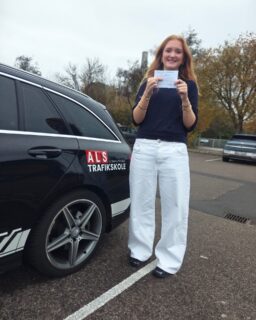 "OKAY, LET’S GOOO!" 🎢😂
Sådan lød det (næsten), da Helena trillede ud til køreprøven i dag - og hun fløj direkte igennem! 🚗💨
Hun har klaret det super flot og kan nu officielt kalde sig bilist!
Stort tillykke, Helena - nu skal der køres ture, ikke køreprøver! 🙌🔥
#AlsTrafikskole #Bestået #OkayLetsGo #Køreprøve #Sønderborg