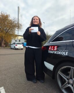 🚗💨 Nu fik Alma sgu også kørekort!
Så pas på derude - endnu en af de hurtige fra Als Trafikskole er på vejene! 😅
Mega sejt gået, Alma – du klarede den som en stjerne! 🌟
#AlsTrafikskole #Kørekort #Sønderborg #Bestået