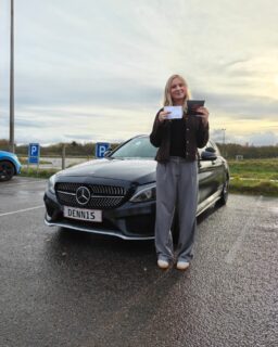 Cecilia bestod sgu køreprøven i dag! 🚗💨
Og teoriprøven klarede hun jo også i første hug — fordi selvfølgelig gjorde hun det. 😎💁♀️
Det er helt igennem stærkt gået!
Meeeen… nu hvor hun er færdig, står vi tilbage med ét stort problem:
Hvem fanden skal så bage småkager til os nu?! 🍪😩
Dem kommer vi altså til at savne lige så meget, som vi kommer til at savne hende i bilen!
Stort tillykke, Cecilia! Du har været en fornøjelse — både bag rattet og i køkkenet 😉🔥
AlsTrafikskole #Kørekort #Bestået #Køreprøve #Teoriprøve #Førstehug #Sønderborg #NyBilist #SmåkageLegenden