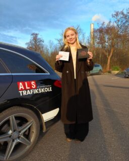 Klara tænkte: “Skal vi ikke bare klare det hele i første hug?”
Og det gjorde hun så 🙌🚘

Teoriprøve ✔️
Køreprøve ✔️
Nerver ✔️ (kun lidt)

Et kæmpe stort tillykke med kørekortet, Klara!
Nu er det slut med at være passager - og starten på mange kilometer, gode grin, højt musik og “jeg kører lige selv” 😄🔥
Tak for et fedt forløb – kør forsigtigt derude ❤️

#AlsTrafikskole #Kørekort #Bestået #FørsteHug #NyBilist #StoltKøreskole #FrihedPåFireHjul #Køreprøve #Teoriprøve