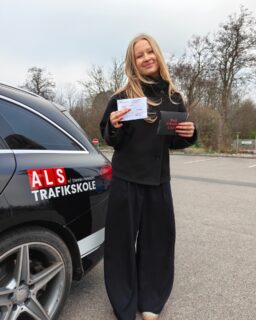🚗💥 YES SIR! 💥🚗
Mette har i dag BESTÅET køreprøven – og som om det ikke var sejt nok, så klarede hun også teoriprøven i første hug 🤘🔥
Køligt overblik, styr på det hele og et kæmpe smil hele vejen – præcis som det skal være!
Stort tillykke med kørekortet, Mette 💪👏
Kør forsigtigt derude – og nyd friheden! 🚘✨
#Bestået #FørsteHug #Kørekort #SådanMette #AlsTrafikskole ❤️