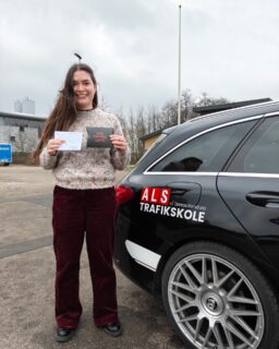 Klar! 😎🚗

Isabel bestod sin køreprøve i dag - OGSÅ begge prøver i første hug! 🔥
Mega flot kørt, og vi er sindssygt stolte 💪👏

👉 Vil du være den næste?
Vi har 2 pladser tilbage i februar og 3 pladser i marts - først til mølle!

#Bestået #FørsteHug #Kørekort #AlsTrafikskole #LedigePladser #FebruarHold #MartsHold #FrihedPåFireHjul 🚘🔥