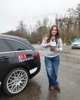 Martha BESTOD sin køreprøve i dag - og teorien?
Også i første hug 💅🔥

Divaen gjorde det.
Queen’en slayede.
Og nu har hun kørekort 🖤🚗

Ingen panik. Ingen drama. Kun SLAY hele vejen 👑
Stort tillykke til vores helt egen road queen ✨

#diva #førstehug #kørekort #bestået  #køreprøve #alstrafikskole #teamalstrafik