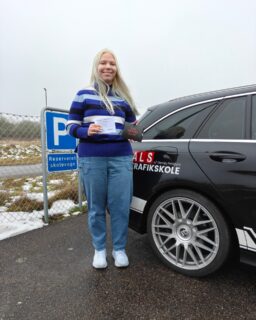 Cecillia bestod sin køreprøve i dag 🚗✨
- og ja ja, teoriprøven? Den tog hun også i første hug! 👏😎

Super flot kørt, god ro bag rattet og masser af overskud.
Kæmpe tillykke med kørekortet, Cecillia - mega velfortjent! 🥳🎉

#kørekort #bestået #førstehug #stærktkørt #alstrafikskole #køreprøve 🚦💪