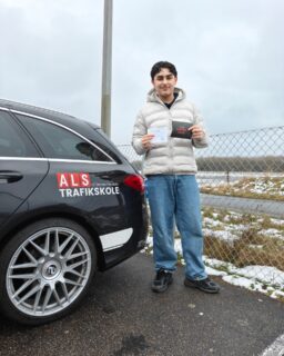 KÆMPE tillykke til Umut, som i dag bestod både teoriprøven OG køreprøven i første hug! 🥳🚗💨
Det kræver fokus, disciplin og styr på detaljerne - og det havde Umut hele vejen igennem 💪

Fra start til slut: ro på, overblik og fuld kontrol 👌
Nu er kørekortet i hus, og vejene venter!

Stort tillykke, Umut - stærkt kørt! 👏😎

#førstehug #teoriprøve #køreprøve #bestået #alstrafikskole #kørekort