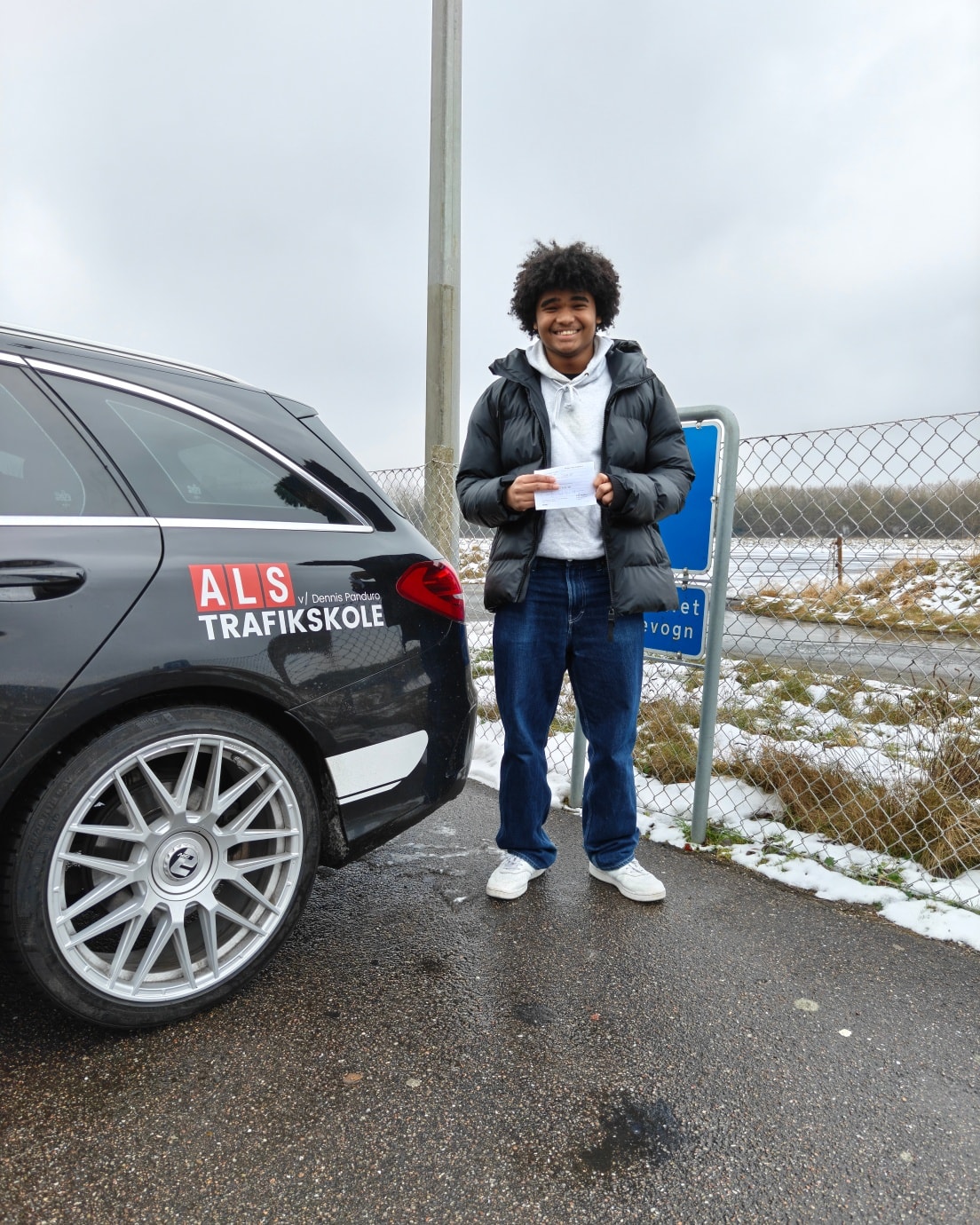 Stort tillykke til Julian, som bestod sin køreprøve i dag! 🥳🚗
Det har været en fornøjelse at følge udviklingen hele vejen - fokus, ro og styr på tingene 💪

Nu venter friheden, køreturene og ansvaret på vejene.
Kør fornuftigt - og nyd det! 😎

Tillykke med kørekortet, Julian 👏

#kørekort #bestået #køreprøve #alstrafikskole