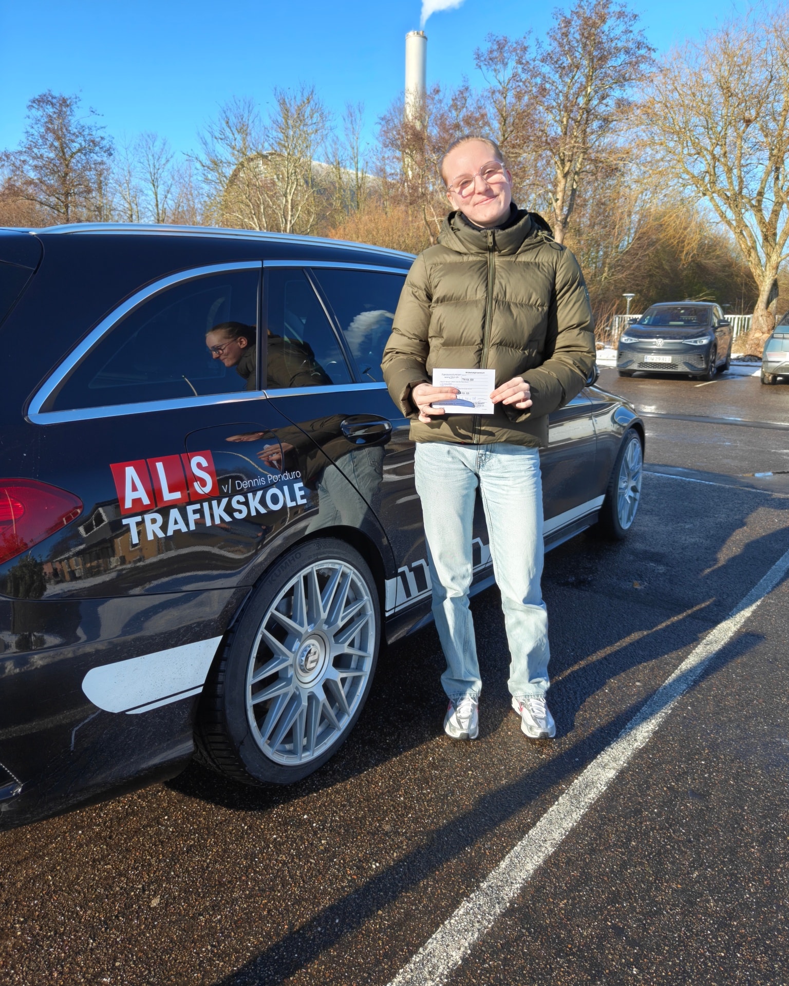 I dag sagde vi farvel til endnu en elev - og goddag til en ny bilist 🚗✨

Sasha bestod sin køreprøve i dag 👏

Fra første køretime til den afsluttende prøve har der været fokus, grin undervejs og masser af udvikling. Og i dag viste hun, at hun er helt klar til at køre videre på egen hånd.

Vi er stolte af indsatsen her hos Als Trafikskole - det er virkelig flot gået!

Stort tillykke med kørekortet, Sasha, og held og lykke fremover. Kør forsigtigt derude 🙌

#Kørekort
#Bestået
#AlsTrafikskole