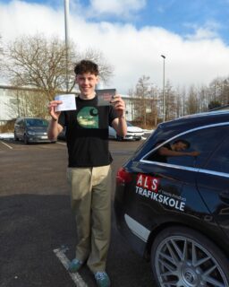 KÆMPE tillykke til Esben, som i dag kan kalde sig bilist! 💪

Han bestod køreprøven - og som om det ikke var nok… så nappede han også teoriprøven med 0 fejl 😮‍🔥 Det er altså ikke hverdagskost!

Vanvittigt stærkt arbejde, Esben. Du har været fokuseret, rolig og skarp hele vejen - og det betaler sig 💯

Vi hos Als Trafikskole er mega stolte af dig - og vi er sikre på, at du kommer til at cruise sikkert rundt derude 🚘

Kør pænt, nyd friheden - og tak for turen, Esben! 🙌

#AlsTrafikskole
#KøreprøveBestået
#Teoriprøve
#0Fejl
#førstehug