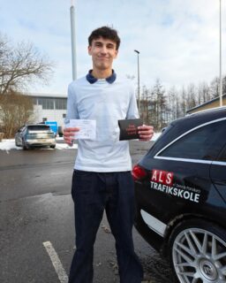 Theo bestod sin køreprøve i dag og teoriprøven klarede han også i første hug 👏

En stærk og flot indsats hele vejen igennem med ro, overblik og styr på tingene. Det er virkelig godt gået!

Vi har haft mange gode snakke med Theo undervejs, og det har været en fornøjelse at have ham som elev hos Als Trafikskole 🚗

Stort tillykke med kørekortet - og held og lykke fremover. Vi er sikre på, at du nok skal klare det lige så godt ude på vejene.

#Bestået
#FørsteHug
#Kørekort
#AlsTrafikskole