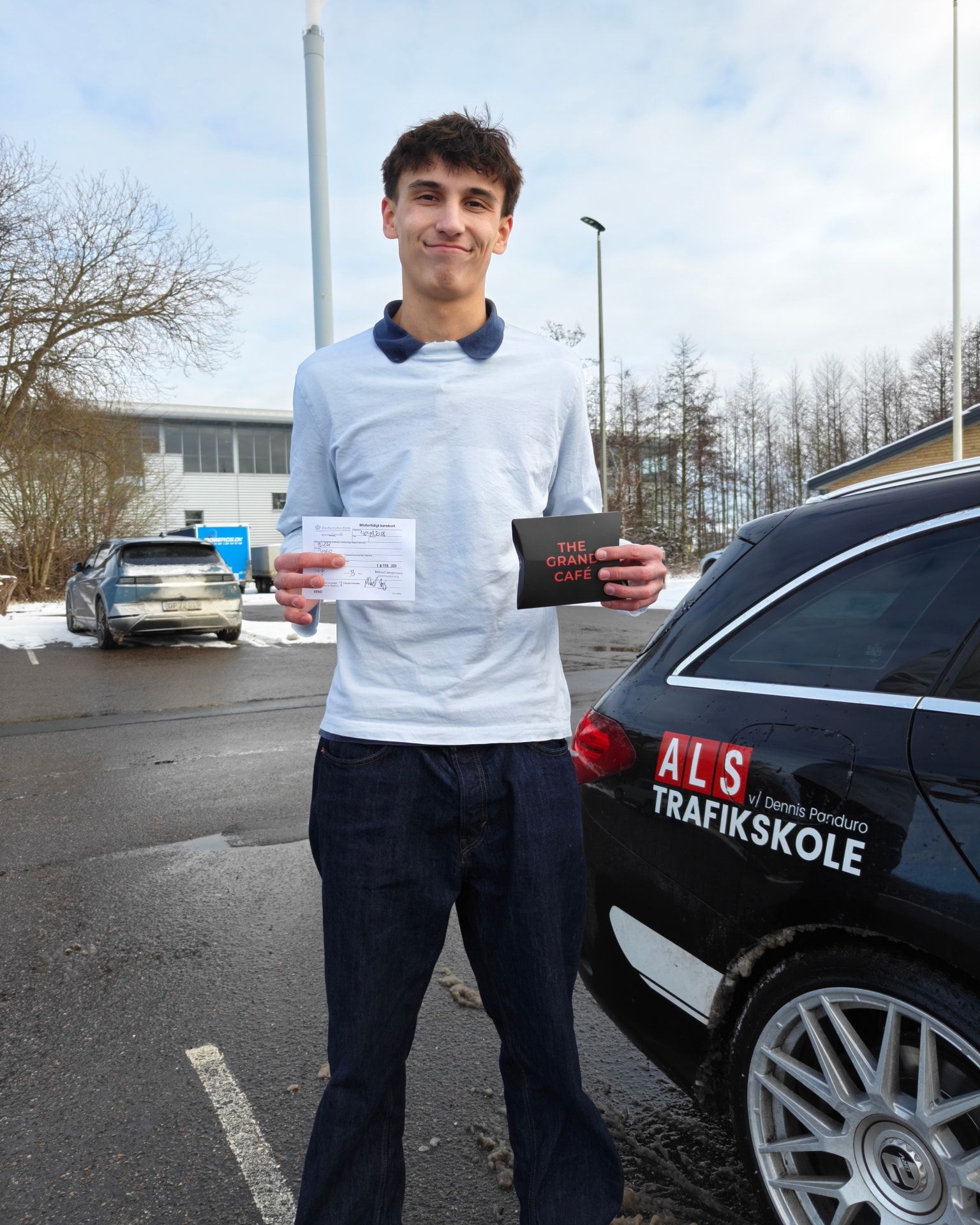 Theo bestod sin køreprøve i dag og teoriprøven klarede han også i første hug 👏

En stærk og flot indsats hele vejen igennem med ro, overblik og styr på tingene. Det er virkelig godt gået!

Vi har haft mange gode snakke med Theo undervejs, og det har været en fornøjelse at have ham som elev hos Als Trafikskole 🚗

Stort tillykke med kørekortet - og held og lykke fremover. Vi er sikre på, at du nok skal klare det lige så godt ude på vejene.

#Bestået
#FørsteHug
#Kørekort
#AlsTrafikskole