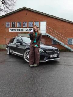 Eva gjorde det. Og hun gjorde det med stil. 🚗🔥

Bestået køreprøve - i første hug.
Teoriprøven? Klaret.
Køreprøven? Klaret.
Pres? Intet problem.

Der var nogen, der væddede på, at hun ikke ville klare den.
De må hellere finde MobilePay frem 😉💸

For Eva er fucking sej, og i dag beviste hun præcis hvorfor. Fokus, viljestyrke og benhårdt arbejde - det betaler sig. Det her er ikke held. Det er fortjent.

Det her er DIN sejr, Eva.
Du tog den. Du ejede den. Du gennemførte den.

Vi er fucking stolte af dig ❤️

#Bestået #FørsteHug #Sejr #AlsTrafikskole #StoltKørelærer