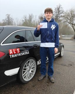 🚗🔥 Jakob bestod køreprøven i dag! 🔥🚗

Og det var fuldt fortjent.

Fra første lektion til i dag har Jakob arbejdet målrettet, taget ansvar og virkelig rykket sig. Han har haft fokus, stillet de rigtige spørgsmål og lagt arbejdet i det - og i dag gav det pote 💪

Kørekortet er i hus, og friheden venter lige rundt om hjørnet 🚦✨

Stort tillykke, Jakob - og held og lykke på vejene!
Vi er stolte af dig hos Als Trafikskole 🙌

#køreprøve #kørekort #stolt #bestået #alstrafikskole