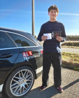 Stærkt gået af Dan! 🚗🔥

Dan bestod sin køreprøve i dag - og som om det ikke var nok, så nappede han også teoriprøven i første hug! 💪

Vi er mega stolte af dig, Dan! Tak for den gode energi undervejs - nu venter vejene på dig 🚦

Kør forsigtigt derude - og nyd friheden! 🙌

#AlsTrafikskole #KøreprøveBestået #FørsteHug #StoltKørelærer #NytKørekort