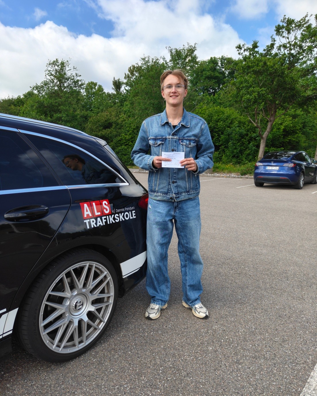 Ludvig nailede da lige både teoriprøven og køreprøven i første hug! 🔥🚗

Det er virkelig stærkt gået, og det er fuldt fortjent. Ludvig har arbejdet godt for det hele vejen igennem og har udviklet sig til en rigtig god og sikker bilist.

Stort tillykke med kørekortet, Ludvig! Vi ses derude på vejene 💪😎

#AlsTrafikskole #Bestået #FørsteHug #Kørekort #Sønderborg