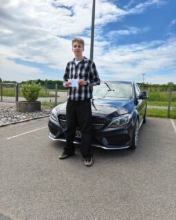 Noah bestod både teoriprøven og køreprøven i første hug! 🙌🚗💨

Det er altså stærkt gået! Der er blevet arbejdet hårdt, og det kunne tydeligt ses hele vejen igennem. Nu kan kørekortet krydses af listen, og friheden på vejene kan begynde! 😎

Kæmpe tillykke, Noah – pisse godt kørt! 👏🔥

#alstrafikskole #kørekort #førstehug #bestået #bilist