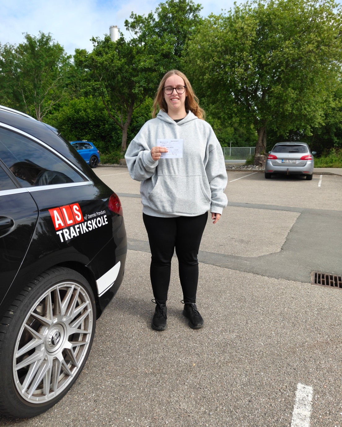 🥳 Stort tillykke til Anita! 🚗💨

Anita bestod køreprøven i dag, og nu kan hun endelig kalde sig bilist! 😎

Det har været en fornøjelse at have dig på holdet, Anita. Du har arbejdet hårdt hele vejen igennem, og i dag blev indsatsen belønnet med et flot bestået resultat. 💪

Pas godt på dig selv derude på vejene - og nyd friheden bag rattet! 🚘✨

#alstrafikskole #kørekort #bestået #køreprøve #bilist