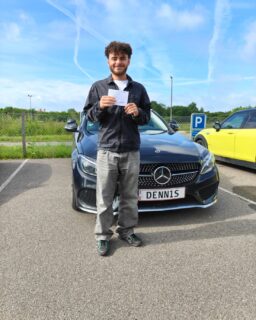 MALIK BESTOD! 🔥🚗

Malik klarede køreprøven i dag, og dermed er kørekortet i hus! 💪

Det er altid lidt vemodigt at sige farvel til de elever, man har brugt så mange timer sammen med, men heldigvis bliver det opvejet af glæden ved at se dem lykkes. 🥲

Stort tillykke, Malik – det har været en fornøjelse at have dig med på holdet. Pas godt på dig selv derude! 🚗💨

#Kørekort #Køreprøve #Bestået #AlsTrafikskole #Sønderborg
