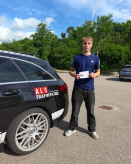 Så blev det Kalles tur! 🙌🚗

Kæmpe tillykke med kørekortet! Han klarede både teori- og køreprøven i første hug – og teoriprøven blev endda gennemført med 0 fejl! 💪 Det bliver altså ikke meget skarpere.

Det har været en fornøjelse at følge dig hele vejen. Pas godt på dig selv derude, og nyd friheden bag rattet! 🎉

#Kørekort #Køreprøve #Bestået #AlsTrafikskole #Sønderborg