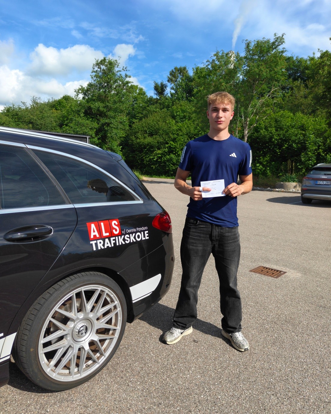 Så blev det Kalles tur! 🙌🚗

Kæmpe tillykke med kørekortet! Han klarede både teori- og køreprøven i første hug – og teoriprøven blev endda gennemført med 0 fejl! 💪 Det bliver altså ikke meget skarpere.

Det har været en fornøjelse at følge dig hele vejen. Pas godt på dig selv derude, og nyd friheden bag rattet! 🎉

#Kørekort #Køreprøve #Bestået #AlsTrafikskole #Sønderborg