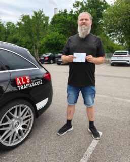 I dag var det sgu en helt særlig køreprøve. ❤️

Min gode ven Lunde kan nu kalde sig bilist! 🚗💨

Det har været en fornøjelse at få lov til at hjælpe dig hele vejen til kørekortet, og jeg kunne ikke være mere glad på dine vegne. Det her er virkelig velfortjent. Du har lagt arbejdet i det, holdt hovedet koldt og kæmpet dig hele vejen i mål.

Samtidig er du et godt bevis på, at det aldrig er for sent at tage sit kørekort. Uanset hvornår man starter, kan det lade sig gøre, hvis man vil det.

Stort tillykke, min ven! Jeg ved, hvor meget det her betyder for dig, og jeg glæder mig oprigtigt over, at jeg fik lov til at være en del af rejsen. Pas godt på dig selv derude – og nyd friheden! 💙

#Kørekort #Køreprøve #Bestået #AlsTrafikskole #Sønderborg