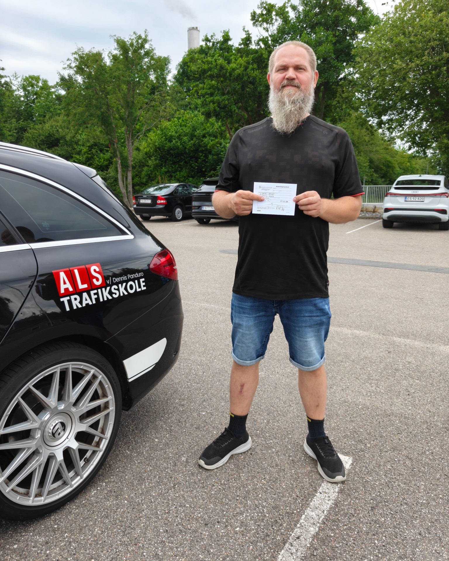 I dag var det sgu en helt særlig køreprøve. ❤️

Min gode ven Lunde kan nu kalde sig bilist! 🚗💨

Det har været en fornøjelse at få lov til at hjælpe dig hele vejen til kørekortet, og jeg kunne ikke være mere glad på dine vegne. Det her er virkelig velfortjent. Du har lagt arbejdet i det, holdt hovedet koldt og kæmpet dig hele vejen i mål.

Samtidig er du et godt bevis på, at det aldrig er for sent at tage sit kørekort. Uanset hvornår man starter, kan det lade sig gøre, hvis man vil det.

Stort tillykke, min ven! Jeg ved, hvor meget det her betyder for dig, og jeg glæder mig oprigtigt over, at jeg fik lov til at være en del af rejsen. Pas godt på dig selv derude – og nyd friheden! 💙

#Kørekort #Køreprøve #Bestået #AlsTrafikskole #Sønderborg