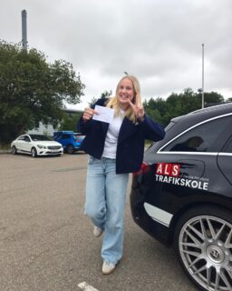 Nå... så gjorde Cami det sgu også! 🤩🚗

Det har været en fornøjelse at følge dig hele vejen. Du har arbejdet for det, været engageret og mødt op med den helt rigtige indstilling. Derfor er det her også 100% fortjent! 

Og så fortsætter den vanvittige stime... 16 elever i træk har nu bestået deres køreprøve! 🔥 Det er jeg simpelthen både stolt og taknemmelig for.

Kæmpe stort tillykke med kørekortet, Cami! Pas godt på dig selv, og nyd friheden – den har du i den grad fortjent. 🥳🚘

#Kørekort #Bestået #Teoriprøve #Køreprøve #AlsTrafikskole #Sønderborg