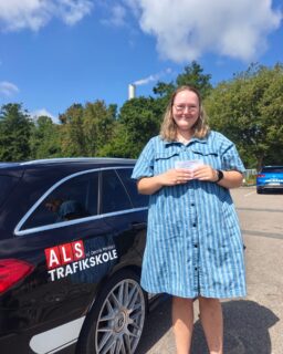 17 i streg... Jeg har næsten ikke ord længere! 🤯🔥

Lærke gjorde det fandme! Først blev teoriprøven klaret i første hug, og i dag blev kørekortet så også sikret i første forsøg! 💪🚗

Kæmpe stort tillykke, Lærke! Det har været en fornøjelse at have dig med på holdet, og det her er så hamrende velfortjent. Du har lagt arbejdet i det, bevaret roen og leveret hele vejen igennem. Det kan du virkelig være stolt af!

Og så må vi altså lige snakke om den stime... 17 beståede køreprøver i træk! 🤯 Jeg havde aldrig turdet drømme om, at vi skulle ramme det her niveau, men hold kæft hvor er jeg stolt af alle jer, der gør det muligt.

Nyd friheden, pas godt på dig selv derude – og tusind tak for tilliden. Det har været en fornøjelse at hjælpe dig hele vejen til kørekortet. ❤️🚘

#Kørekort #Bestået #Teoriprøve #Køreprøve #AlsTrafikskole #Sønderborg