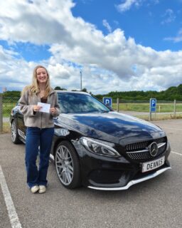 🎉 18 KØREPRØVER I STREG! 🤯🚗

Frederikke gjorde det fandme også! 💪 Stort tillykke med kørekortet – det var så fortjent, og du holdt hovedet koldt hele vejen igennem.

18 beståede køreprøver i streg... Det er ærligt talt helt vildt. Jeg er enormt stolt af alle mine elever, og det giver bare endnu mere motivation til at blive ved med at levere den bedst mulige undervisning.

Tusind tak for tilliden! ❤️

OBS! Jeg har fået et afbud, så der er nu én ledig plads tilbage på augustholdet.
Hvis du vil sikre dig den sidste plads, så skynd dig at tilmelde dig. Når den er væk, er holdet fyldt! 🚗💨

#Kørekort #Bestået #Køreprøve #AlsTrafikskole #Sønderborg