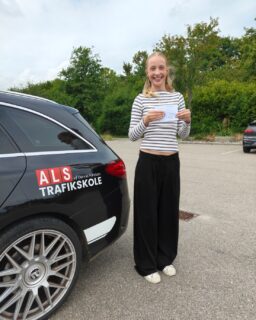 🚨🔥 19 PÅ STRIBE!!! 🔥🚨

Så gjorde Lea det fandme også! 😍🚗💨

BESTÅET i første hug – og dermed er vi nu oppe på 19 elever i træk! 🏆❤️

Det er jo helt vanvittigt! 🤯

Kæmpe tillykke til Lea – du leverede varen og jeg er så hamrende stolt af din udvikling! 💪🏼🥳

Men nu bliver det spændende… 👀
KAN VI FÅ NR. 20?! 🔥🔥🔥

Jeg er klar! 😎

#Kørekort #Køreprøve #Bestået #AlsTrafikskole #Sønderborg
