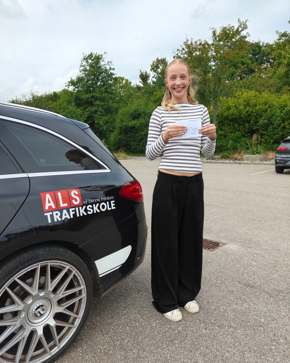 🚨🔥 19 PÅ STRIBE!!! 🔥🚨

Så gjorde Lea det fandme også! 😍🚗💨

BESTÅET i første hug – og dermed er vi nu oppe på 19 elever i træk! 🏆❤️

Det er jo helt vanvittigt! 🤯

Kæmpe tillykke til Lea – du leverede varen og jeg er så hamrende stolt af din udvikling! 💪🏼🥳

Men nu bliver det spændende… 👀
KAN VI FÅ NR. 20?! 🔥🔥🔥

Jeg er klar! 😎

#Kørekort #Køreprøve #Bestået #AlsTrafikskole #Sønderborg