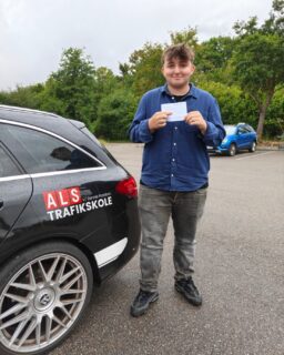 NR. 20!!! 🚗🎉

Så skete det sgu! 😍

I dag bestod Utku sin køreprøve – og dermed er han elev nr. 20 i streg, der består sin køreprøve hos Als Trafikskole! 🔥

Og som om det ikke var imponerende nok, så har Utku gjort det hele vejen igennem i første hug! 🤩

✅ Teoriprøven – bestået i første forsøg
✅ Køreprøven – bestået i første forsøg

20 elever. 20 beståede køreprøver. I STREG! 🤯👏

Jeg er simpelthen så stolt og glad. Det er en kæmpe fornøjelse at følge jer fra den første køretur til det øjeblik, hvor I står med kørekortet i hånden. ❤️

Kæmpe stort tillykke til dig, Utku! Du gjorde det virkelig flot! 🚗💨🎉

Men nu er det store spørgsmål…

Kan vi få nr. 21 med også? 👀🔥

#Kørekort #Køreprøve #Bestået #AlsTrafikskole #Sønderborg