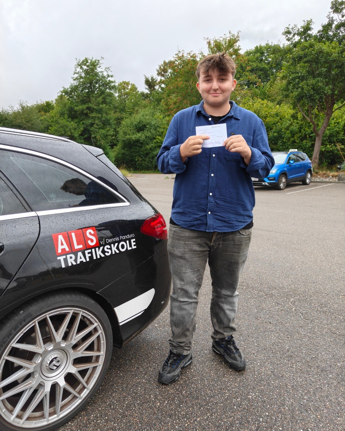 NR. 20!!! 🚗🎉

Så skete det sgu! 😍

I dag bestod Utku sin køreprøve – og dermed er han elev nr. 20 i streg, der består sin køreprøve hos Als Trafikskole! 🔥

Og som om det ikke var imponerende nok, så har Utku gjort det hele vejen igennem i første hug! 🤩

✅ Teoriprøven – bestået i første forsøg
✅ Køreprøven – bestået i første forsøg

20 elever. 20 beståede køreprøver. I STREG! 🤯👏

Jeg er simpelthen så stolt og glad. Det er en kæmpe fornøjelse at følge jer fra den første køretur til det øjeblik, hvor I står med kørekortet i hånden. ❤️

Kæmpe stort tillykke til dig, Utku! Du gjorde det virkelig flot! 🚗💨🎉

Men nu er det store spørgsmål…

Kan vi få nr. 21 med også? 👀🔥

#Kørekort #Køreprøve #Bestået #AlsTrafikskole #Sønderborg