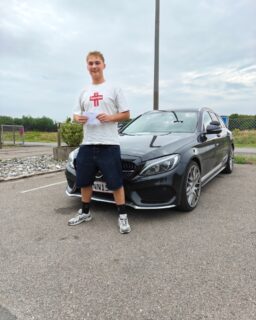 “Det kan jeg love dig for!” 😂✌️

Og det kunne Kian så også love mig for i dag – for han BESTOD KØREPRØVEN! 🚗💨

Teori i første hug ✅
Køreprøve i første hug ✅

Så er der sgu kørekort på menuen! 😎🔥

Stort tillykke, Kian! Kæmpe flot kørt – og tak for alle de gode snakke og grin undervejs! ❤️

Pas godt på derude! ✌️

#AlsTrafikskole #PandurosKøreskole #Kørekort #Bestået #Tillykke