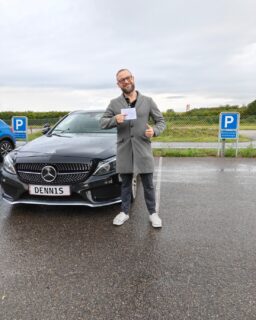 Så fik vi også Mike igennem 🙏 

Begge prøver – i første hug! 🏆🚗💨

Kæmpe tillykke til Mike med kortet! 💪
Teorien? ✅
Køreprøven? ✅
Første forsøg? JA TAK! 😎

Det er sgu svært at være utilfreds med sådan en dag på kontoret! ❤️

#AlsTrafikskole #PandurosKøreskole #Kørekort #FørsteHug #bestået