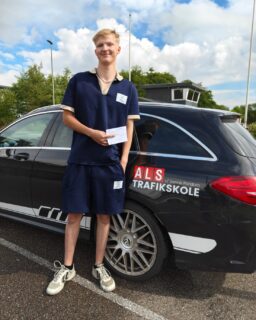 Så fik vi sgu også NOAH igennem! 🤘🔥

Begge prøver i første hug – så bliver det altså ikke meget bedre! 😎🚗💨

Kæmpe stort tillykke med kørekortet, Noah! 💪 Du kan godt være stolt af dig selv – det er fandeme stærkt kørt! 🥳

Nu er det bare ud på vejene og vise, at kørekortet ikke bare var held! 😂🚗

Stort tillykke herfra! ❤️

#AlsTrafikskole #PandurosKøreskole #Kørekort #Køreprøve #Bestået