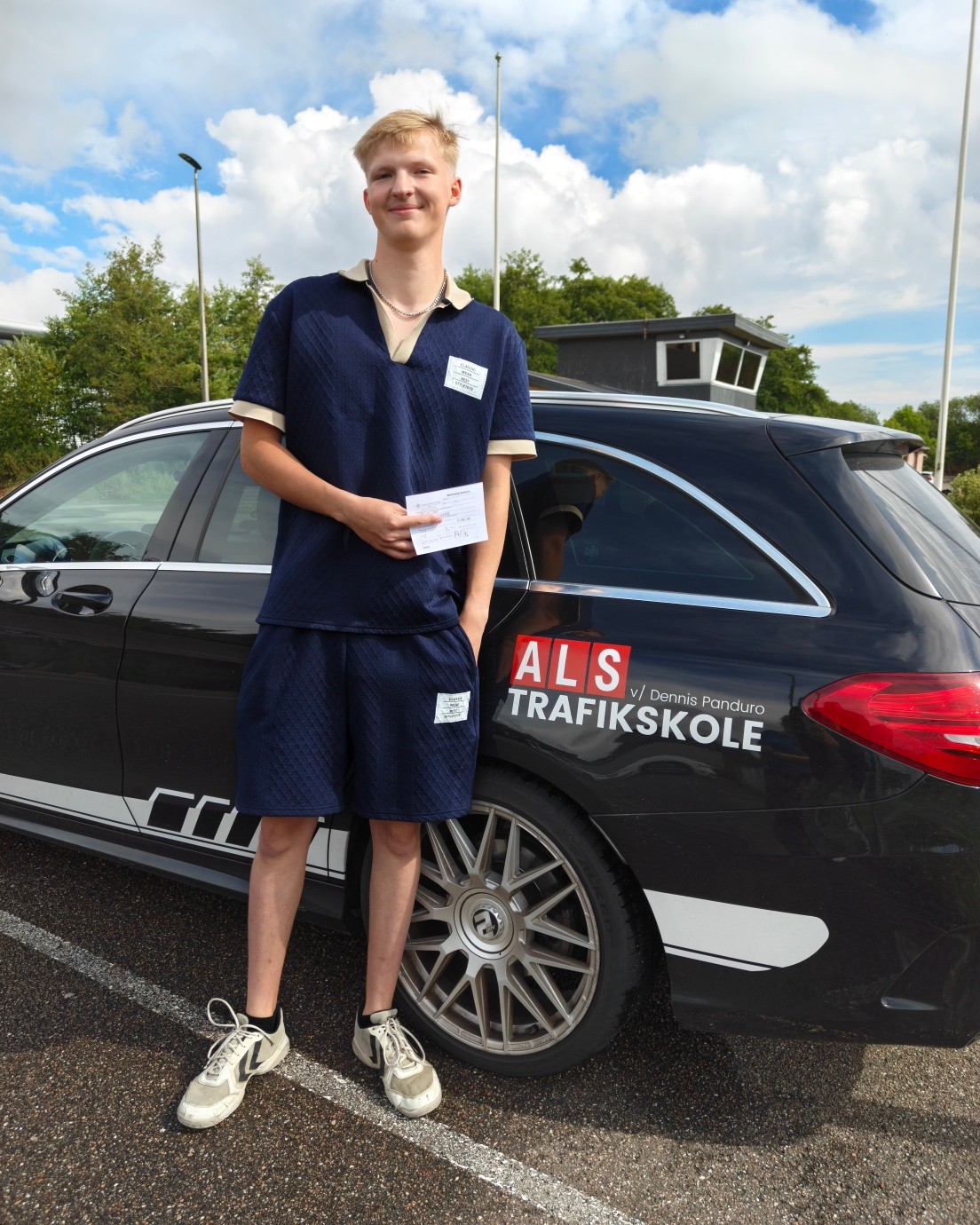 Så fik vi sgu også NOAH igennem! 🤘🔥

Begge prøver i første hug – så bliver det altså ikke meget bedre! 😎🚗💨

Kæmpe stort tillykke med kørekortet, Noah! 💪 Du kan godt være stolt af dig selv – det er fandeme stærkt kørt! 🥳

Nu er det bare ud på vejene og vise, at kørekortet ikke bare var held! 😂🚗

Stort tillykke herfra! ❤️

#AlsTrafikskole #PandurosKøreskole #Kørekort #Køreprøve #Bestået