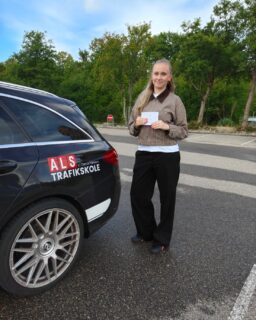 Så blev det Mias tur! 🚗🎉

Et stort og velfortjent tillykke til Mia med kørekortet! 🙌🥳

Efter masser af øvelse, koncentration og køreture kunne hun i dag sætte det sidste flueben – og nu venter friheden på de danske veje. 😎

Virkelig flot kørt, Mia! 👏

Pas godt på dig selv derude, og nyd dit kørekort! ❤️

#AlsTrafikskole #PandurosKøreskole #Kørekort #Bestået #Køreglæde
