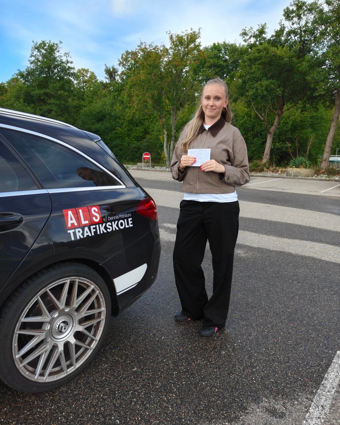 Så blev det Mias tur! 🚗🎉

Et stort og velfortjent tillykke til Mia med kørekortet! 🙌🥳

Efter masser af øvelse, koncentration og køreture kunne hun i dag sætte det sidste flueben – og nu venter friheden på de danske veje. 😎

Virkelig flot kørt, Mia! 👏

Pas godt på dig selv derude, og nyd dit kørekort! ❤️

#AlsTrafikskole #PandurosKøreskole #Kørekort #Bestået #Køreglæde